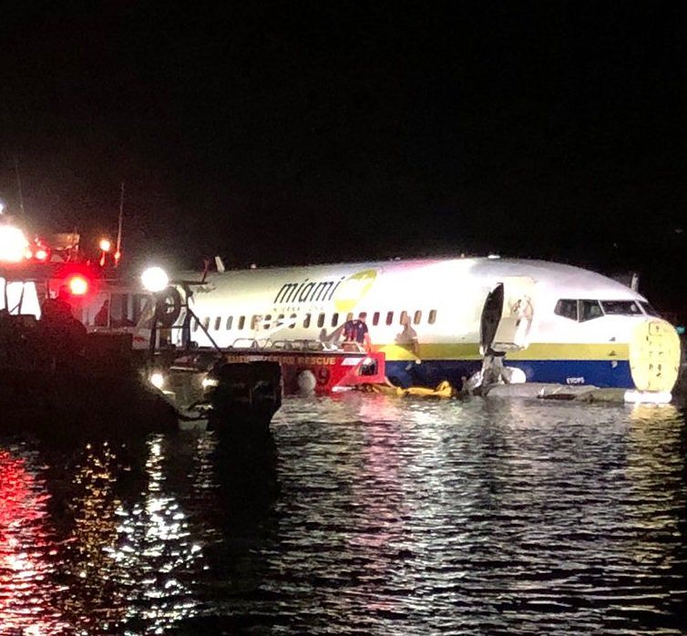 Terrore a Miami, Boeing esce fuori pista e finisce nel fiume: 20 feriti