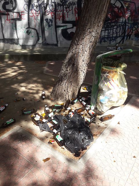 Quartu, spazzatura nei giardini: i cafoni del botellòn in via Panzini