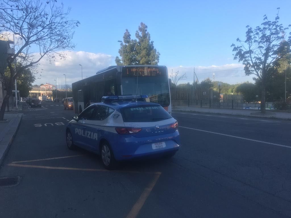 Cagliari, l’autista del Ctm non fa salire la barbona sul bus e blocca la strada: arriva la Polizia