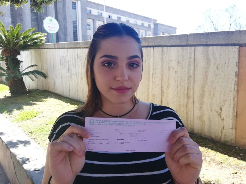 Camilla, estetista 19enne di Cagliari: “Senza patente passerò un’estate da disoccupata, sono furiosa”