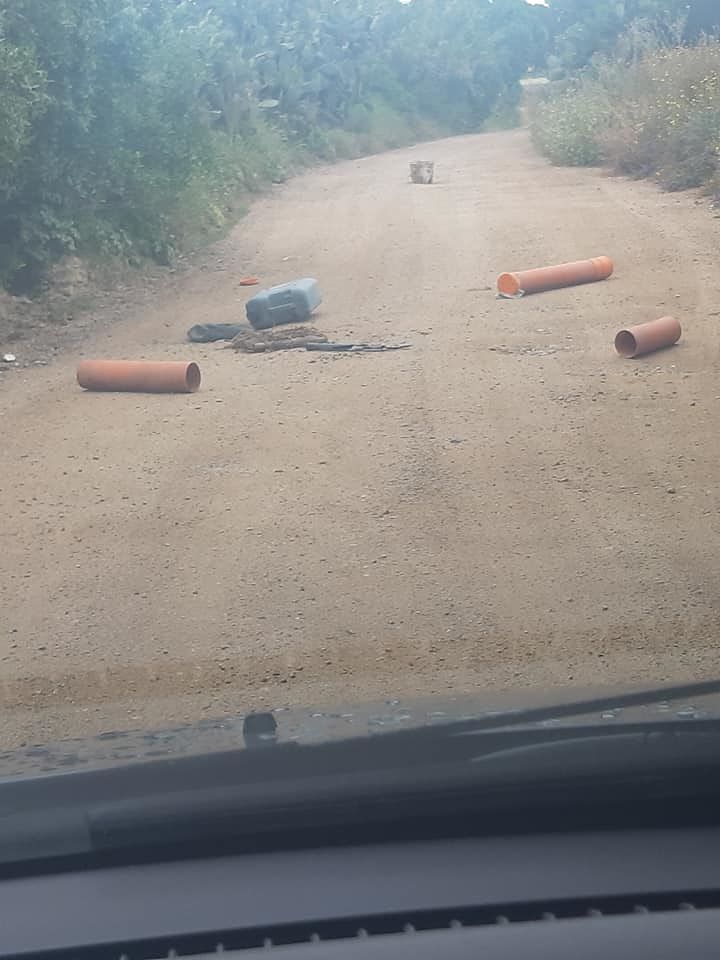 Campagne di Sestu “violentate”, strade come discariche: “Complimenti a chi blocca il passaggio delle famiglie”