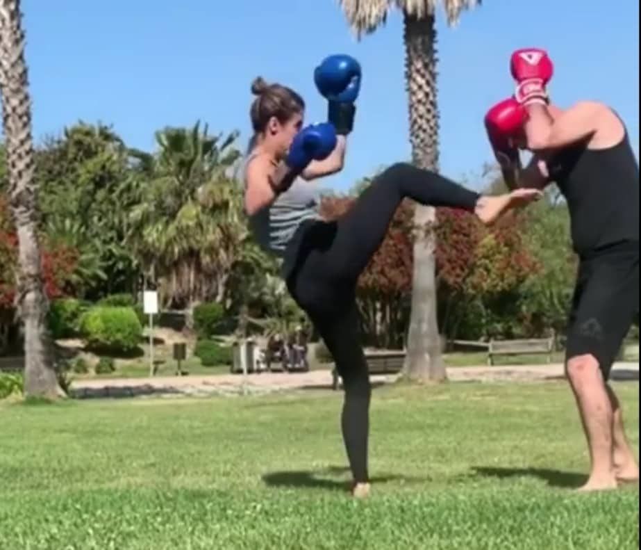 Elisabetta Canalis a Cagliari, allenamento show a Terramaini: “Smaltite pastasciutta e pizzette…”