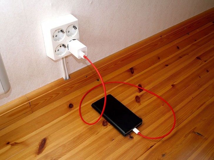 Caricatore del cellulare attaccato alla presa: bimbo lo mette in bocca e muore folgorato