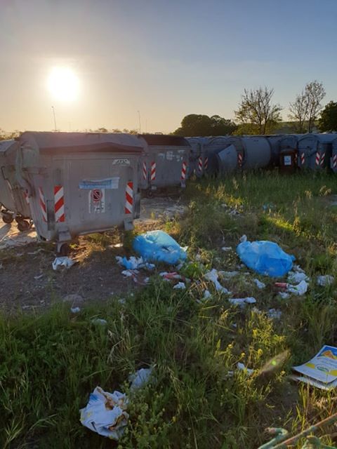 Cassonetti gettati in via San Paolo, effetto incuria e nostalgia: “Altra conseguenza del disastro differenziata a Cagliari”