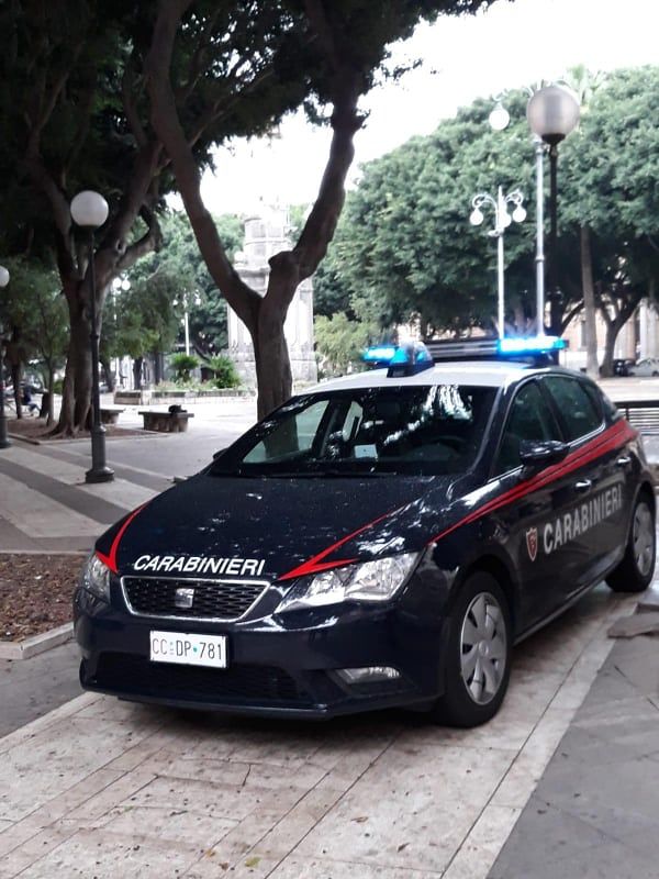 Cagliari, ruba bracciali e uno zaino in un negozio di via Garibaldi: nigeriano arrestato dopo un inseguimento
