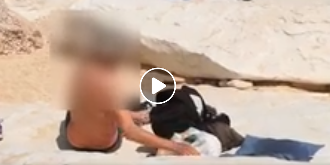 Sorpreso a rubare sabbia e sassi a Cala Goloritzè: “Ecco il genio del giorno” – VIDEO