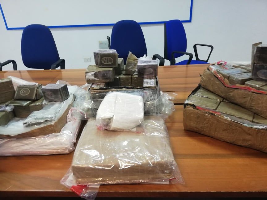 Hascisc nascosto tra i cuscini trasportati sul camion, colpo grosso della polizia sulla 554: due arresti