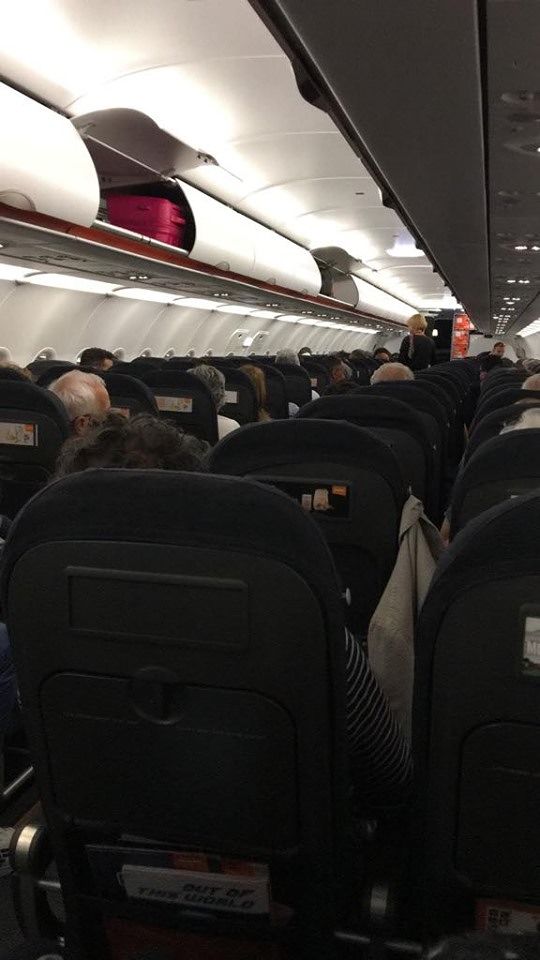 Cagliari-Milano, l’aereo si blocca a Elmas: “Noi passeggeri, bloccati tre ore a bordo”