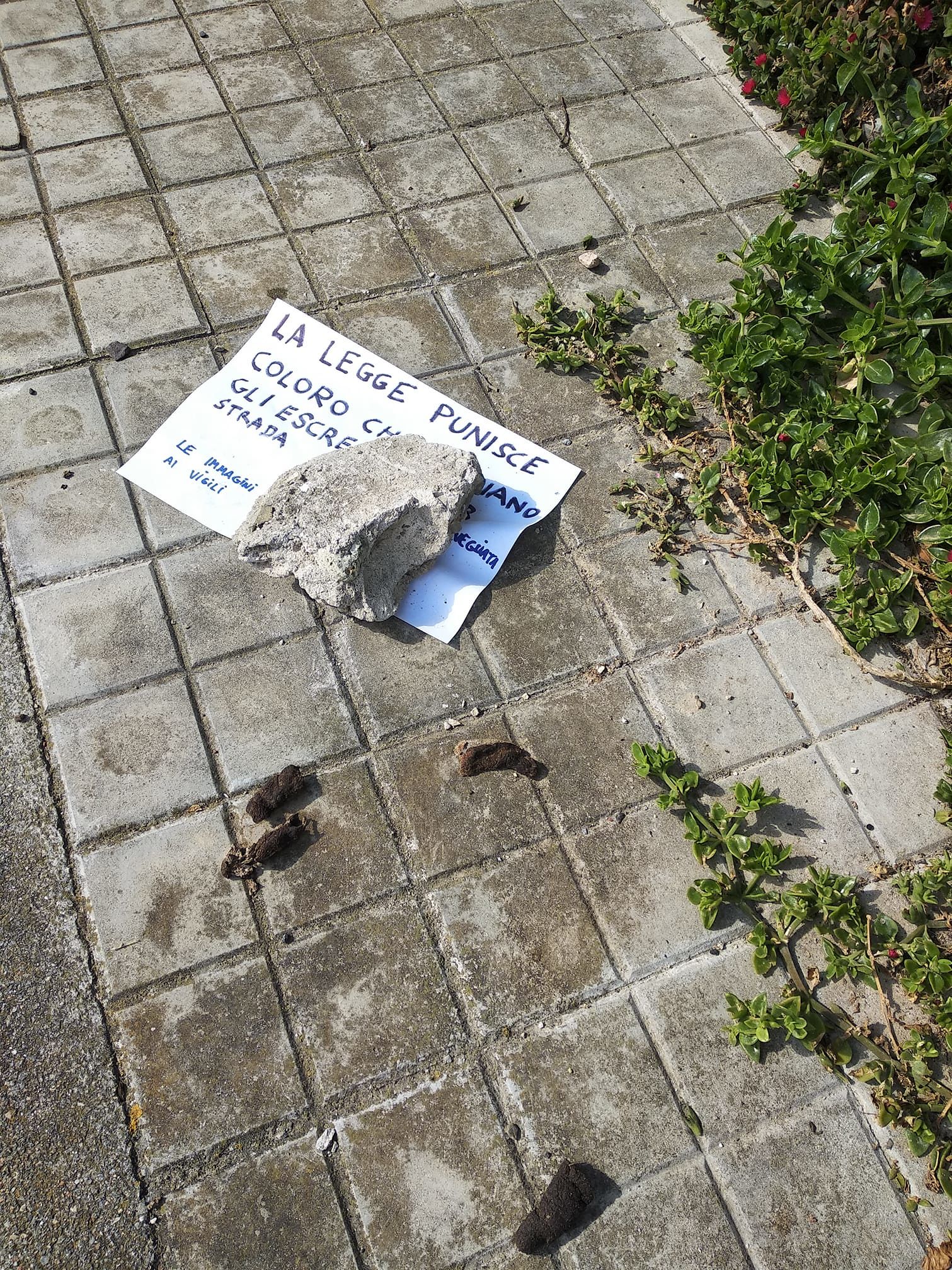 Quartu, a Margine Rosso il cartello sugli escrementi dei cani: “Ripulisci, ricorda che la legge ti punisce”