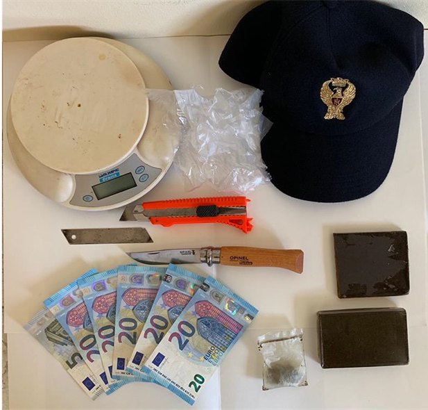 Iglesias, un etto e mezzo di hashish in casa: in manette 52enne