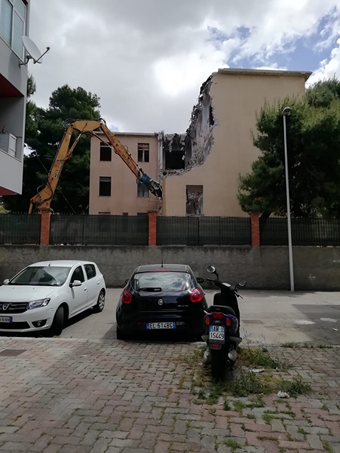 Cagliari, giù la vecchia scuola di Flumentepido: addio tossicodipendenti, in arrivo trenta appartamenti