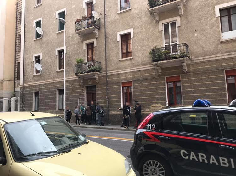 Cagliari, tensione per il tentativo di sfratto di una giovane in via Bacaredda: arrivano i carabinieri