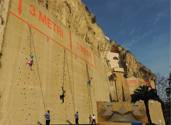 Cagliari, a mani nude sulle mura di Castello: si parte