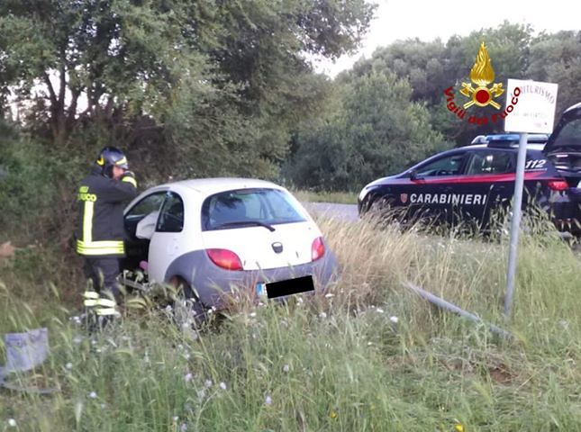 Porto Corallo, auto esce fuori strada: due persone ferite, vigili del fuoco sul posto