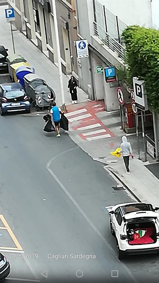 Scandalo rifiuti a Cagliari, via Manzoni: “I furbi arrivano con sacchi enormi neri e scaricano la spazzatura qui da noi…”