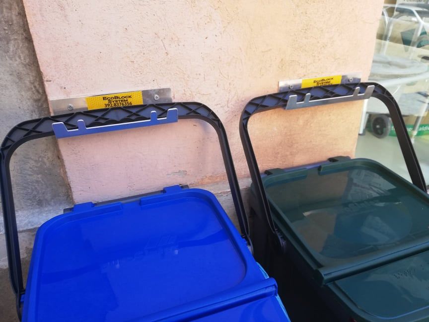 Cagliari, l’ultimo salasso del porta a porta: “Ganci a pagamento per appendere i mastelli”