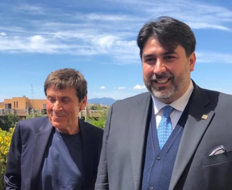 Gianni Morandi superstar a Cagliari: “Il sorriso dei sardi mi trasmette emozioni”