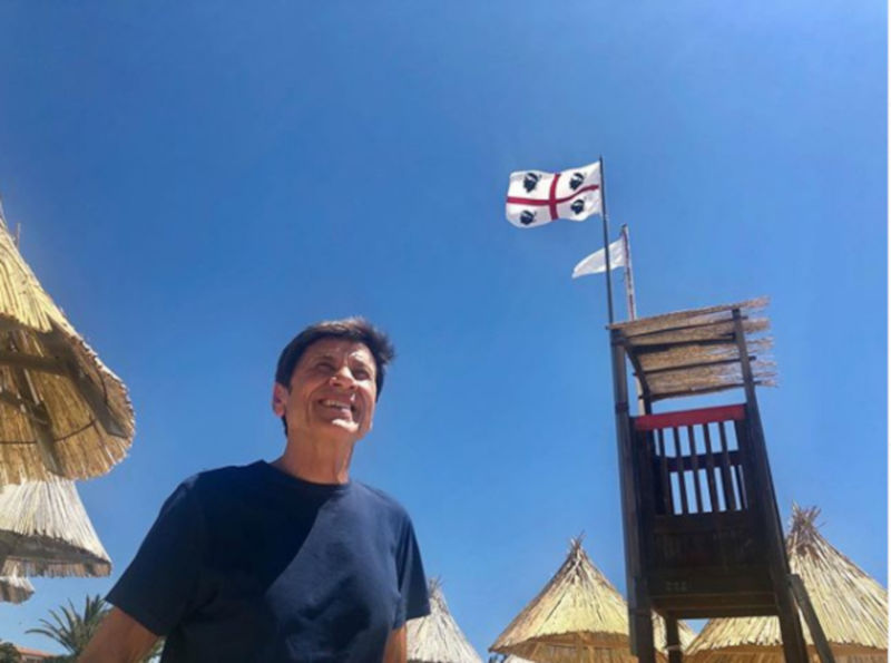 Gianni Morandi è a Cagliari, fan già “impazziti” a caccia di un selfie con il cantante-attore