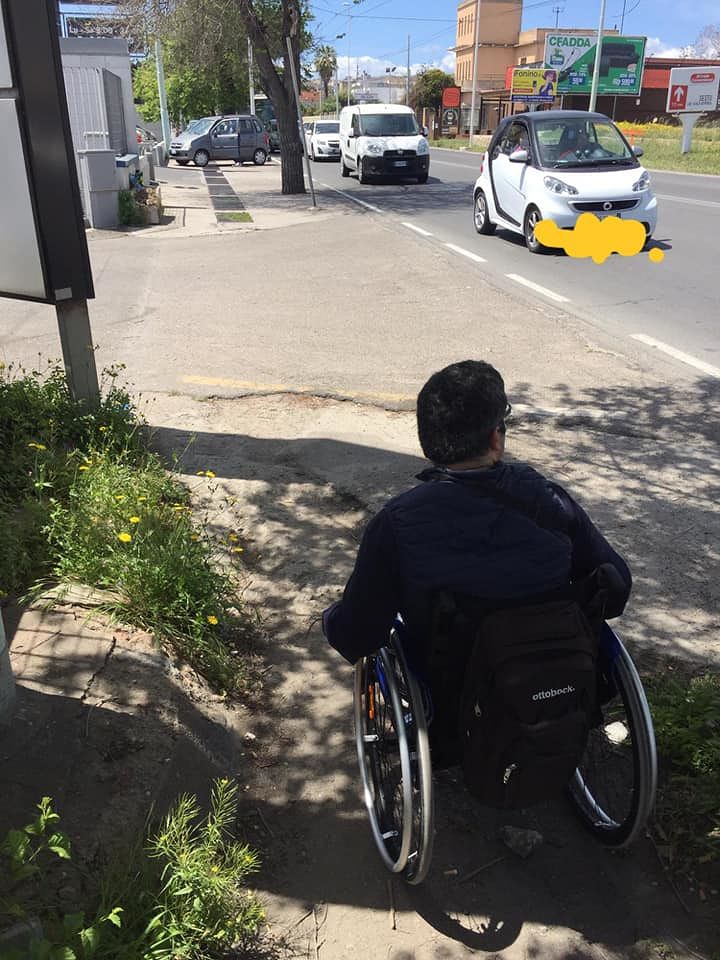 Viale Marconi, sos disabili: “Per noi sembra la striscia di Gaza, barriere assurde sfiorati dai bus”