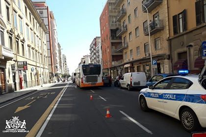 Incidente a Cagliari, apre lo sportello mentre passa il pullman: un ferito in via Sonnino