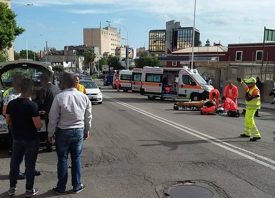 Terrore a Cagliari, auto pirata provoca tre incidenti: gravi due pedoni travolti