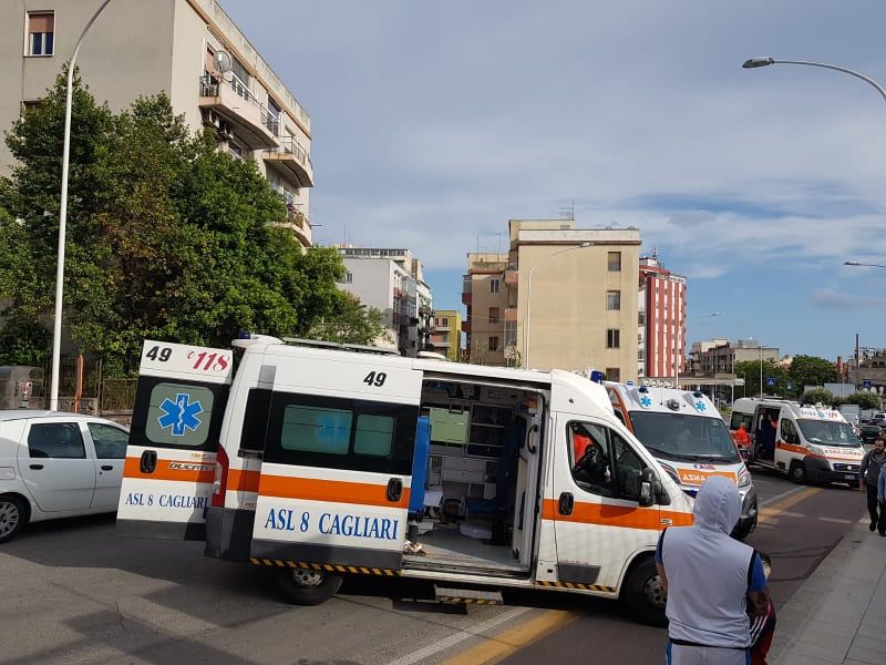Cagliari, paura in via San Michele: Bmw investe padre e figlio