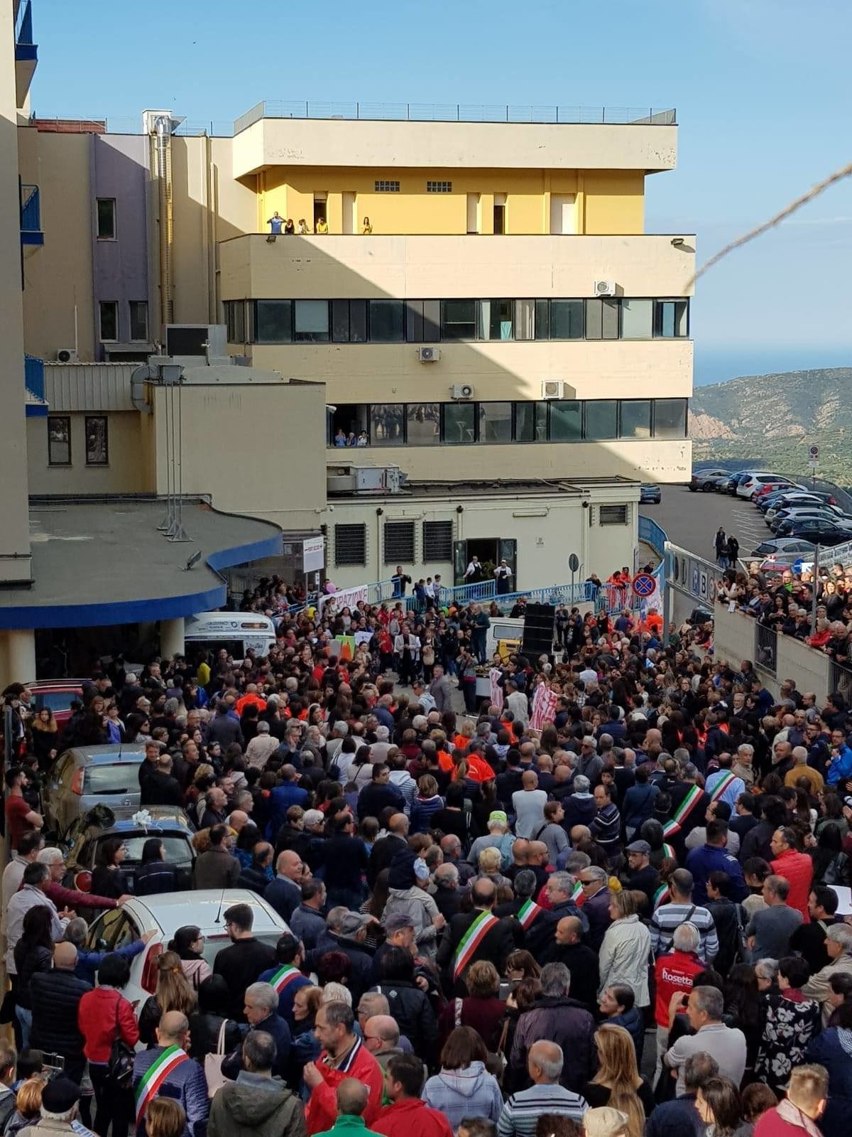 Protesta a Lanusei, migliaia di persone in piazza per salvare l’ospedale
