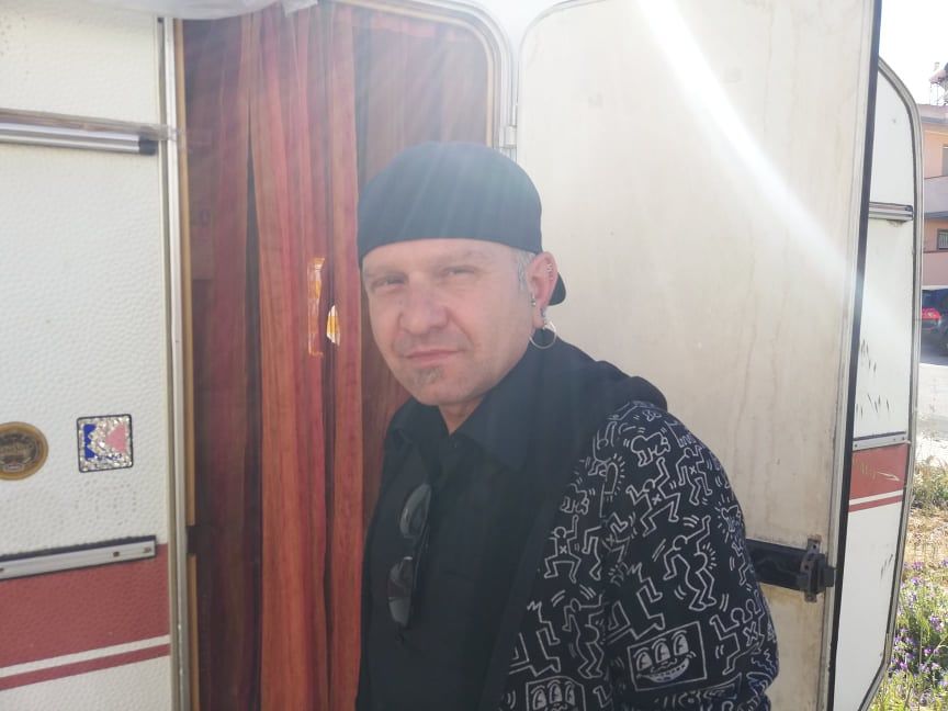 Luca di Quartucciu, dramma senza fine: “A 49 anni vivo in una roulotte con cinque euro al giorno”