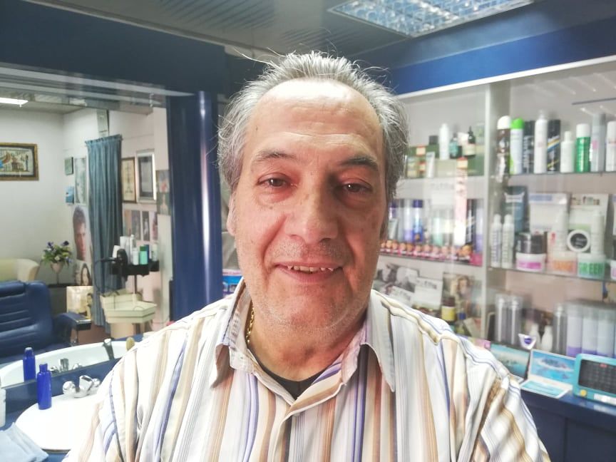 Luigi, storico parrucchiere di Selargius in crisi: “Sto per andare in pensione, spero mi bastino 730 euro”