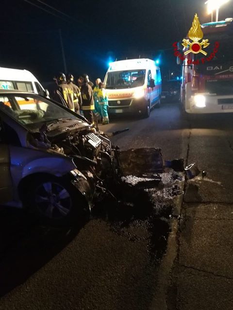 Viale Marconi, scontro frontale choc con quattro auto: due feriti, uno estratto dalle lamiere