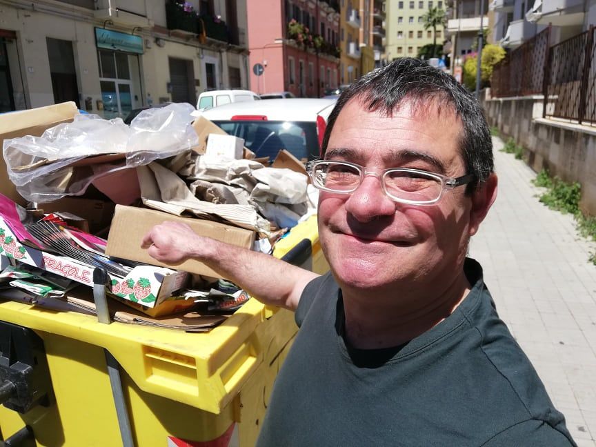 Cagliari, cittadini “guardiani” contro gli incivili dei rifiuti: “Mandiamo le loro foto al Comune ma non cambia nulla”