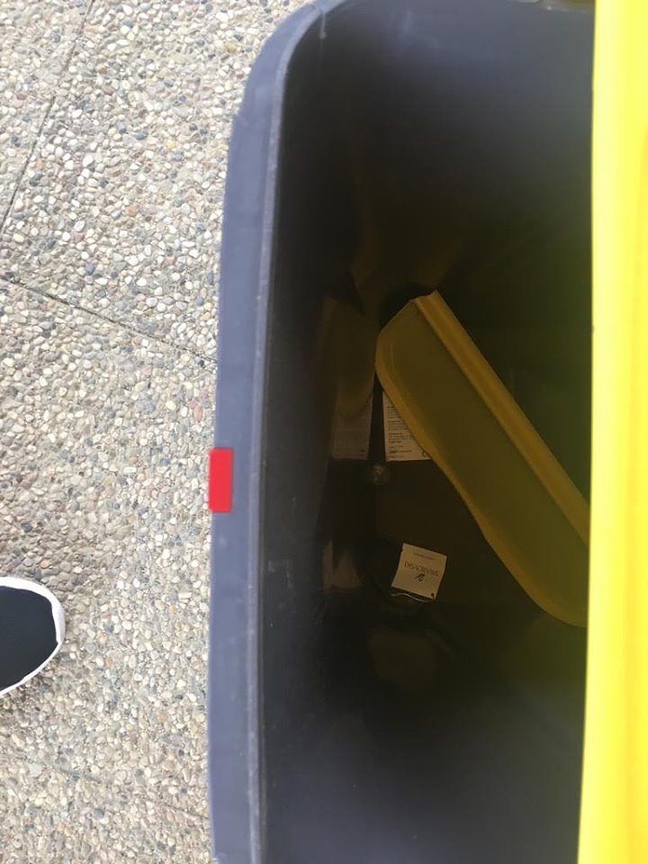 Pirri, spaccano i mastelli con le auto in via Giovane Italia e scappano: è caccia al pirata incivile