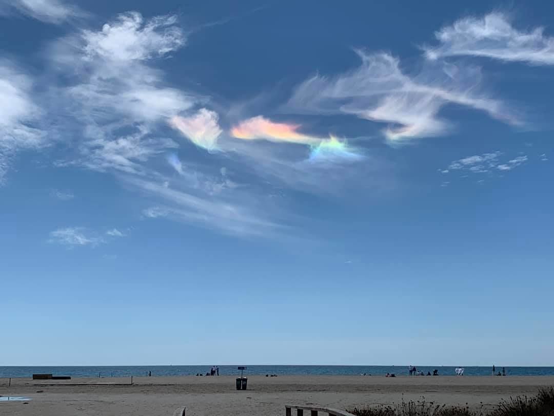 Le strane nuvole di oggi nel cielo del Poetto a Cagliari: “Colorate come un arcobaleno”