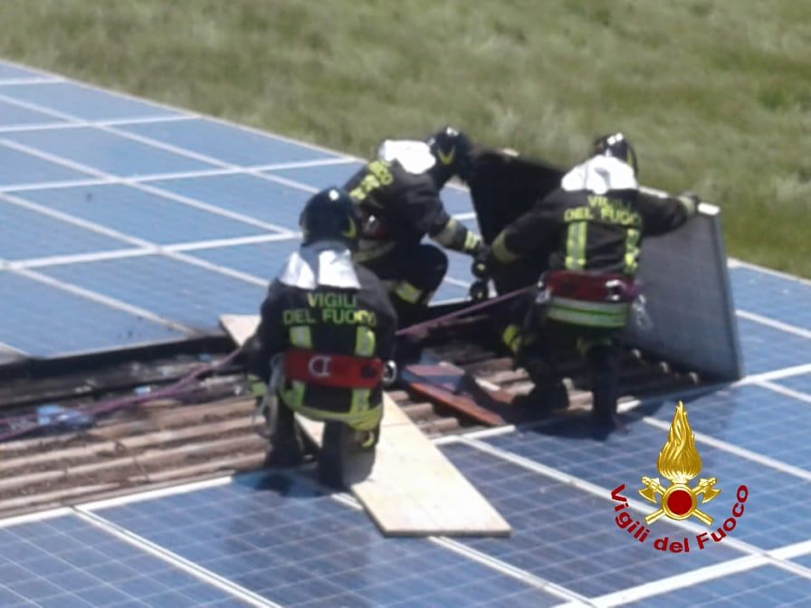 Paura a Ortacesus, le fiamme avvolgono il tetto fotovoltaico di una palestra