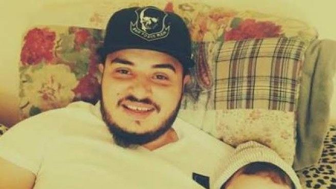 Il padre picchiava il bimbo di due anni a mani nude, alla fine l’ha ucciso di botte: “Non riuscivo a dormire”