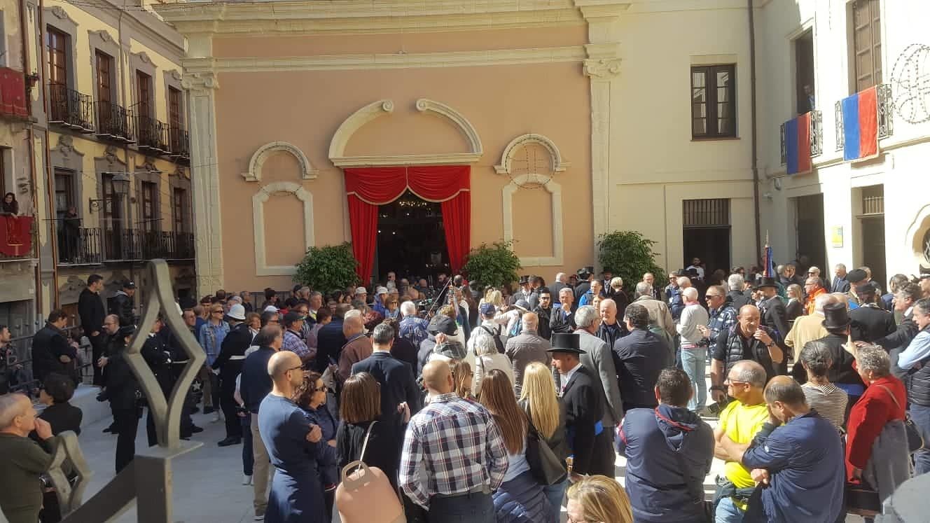 Ressa in piazzetta Sant’Efisio, difficoltà per l’uscita del cocchio: uno dei buoi scivola in terra