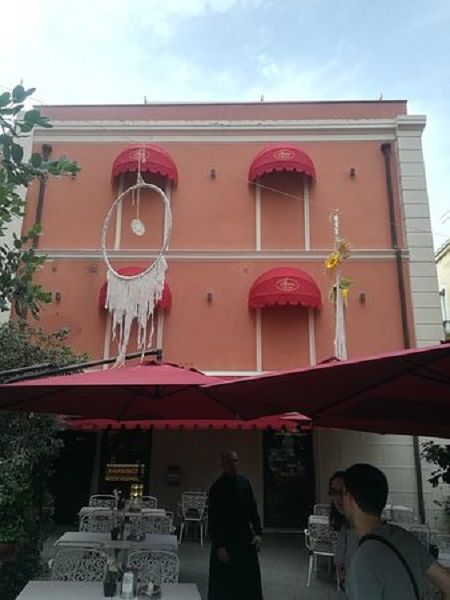 Cagliari, guerra tra residenti e movida in via Sulis: stop di un mese ai tavolini di Pirani