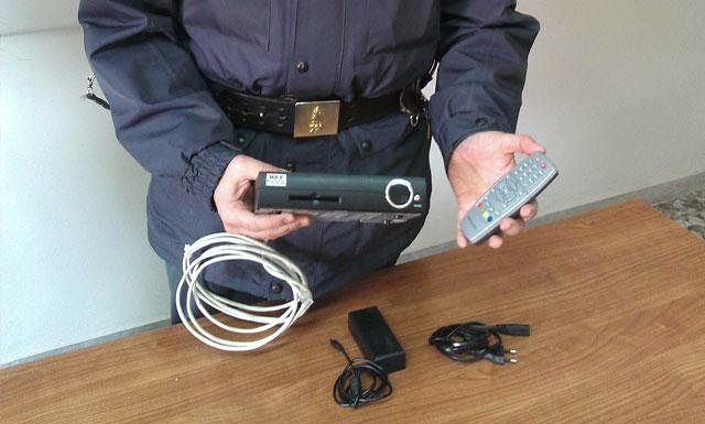 Cagliari, partita di calcio trasmessa al bar: la Finanza sequestra decoder “pirata”