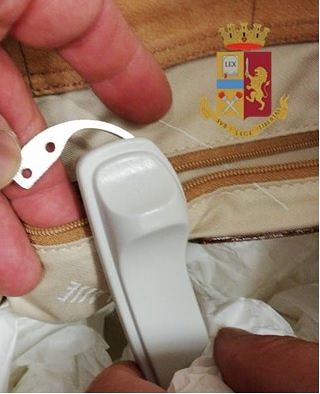 Sorpresa a rubare dentro “La Rinascente” spintona una guardia: donna in manette a Cagliari