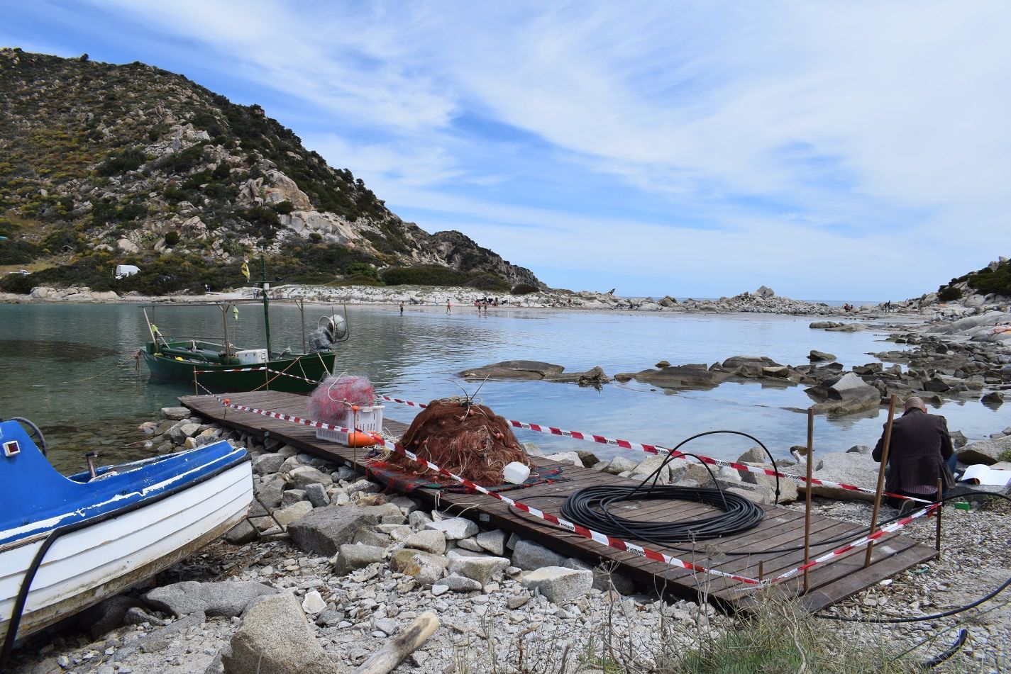 Villasimius, abusi nella spiaggia protetta di Punta Molentis: sequestrato un pontile