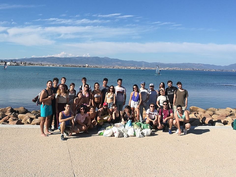 Cagliari, giovani sardi e stranieri ripuliscono insieme il Poetto: “Proteggiamo questo paradiso”