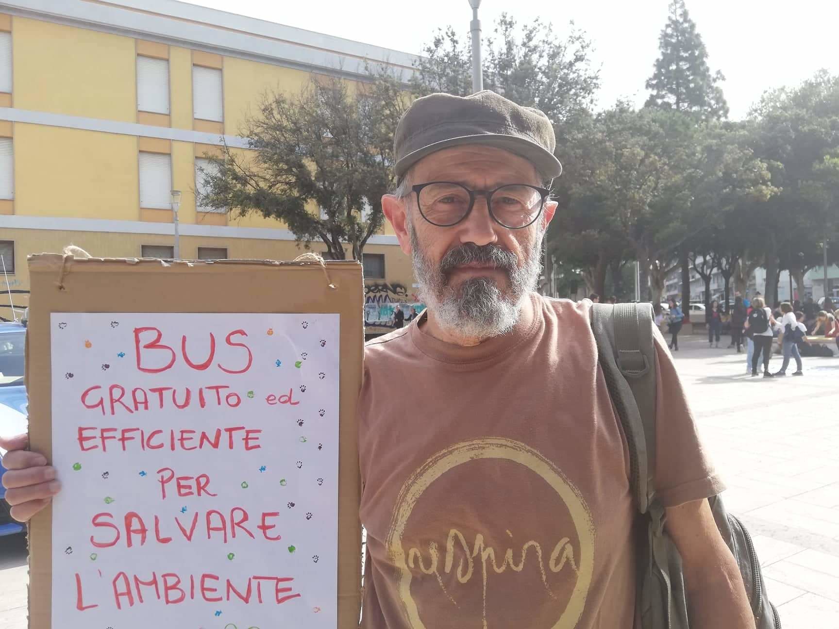 “Aldo, ecologista di Cagliari: “Voglio i pullman gratuiti, basta auto: meglio la bici”