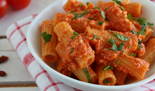 Dimagrire e stare bene mangiando la pasta a cena: ecco i segreti e il menù più efficace