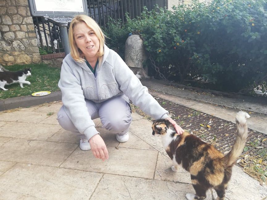 Sabrina Corso, la mamma-operaia dei gatti randagi di Cagliari: “Per sfamarli spendo 400 euro al mese”