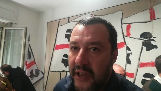 La guerra di Matteo Salvini ai negozi di cannabis light: “Li chiuderò uno a uno”