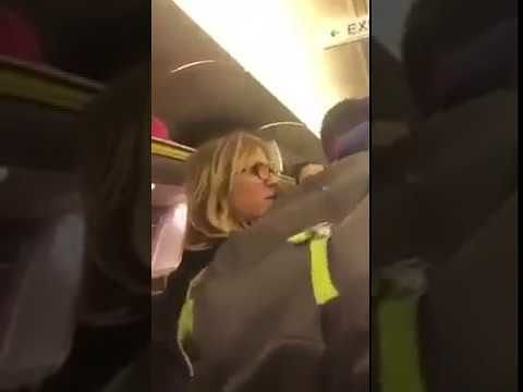 Sbaglia volo, si imbarca per Bari e si scaglia contro tutti: “Du cumprendisi? Son di Cagliari”