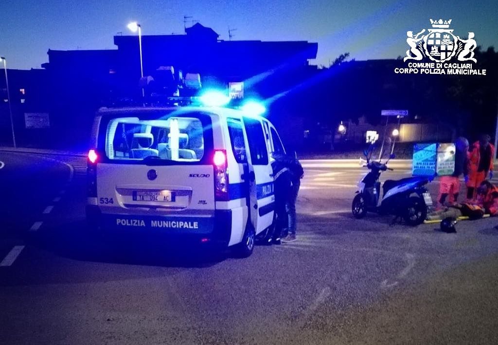 Cagliari, 32enne di Monserrato perde il controllo dello scooter in curva e cade sull’asfalto: portato in ospedale