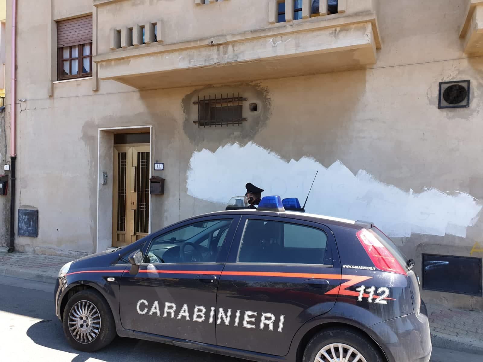 Sestu, ubriaco minaccia la madre anziana con un’ascia: “Dammi i soldi”