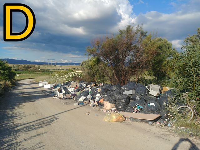 Parco del Simbirizzi, ecco la discarica abusiva dei furbetti della differenziata: “Area verde deturpata così”
