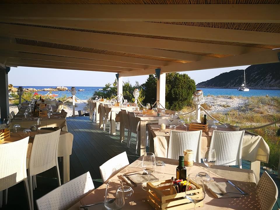 Castiadas, sigillati i chioschi in spiaggia: “A rischio posti di lavoro. Il paese in ginocchio”